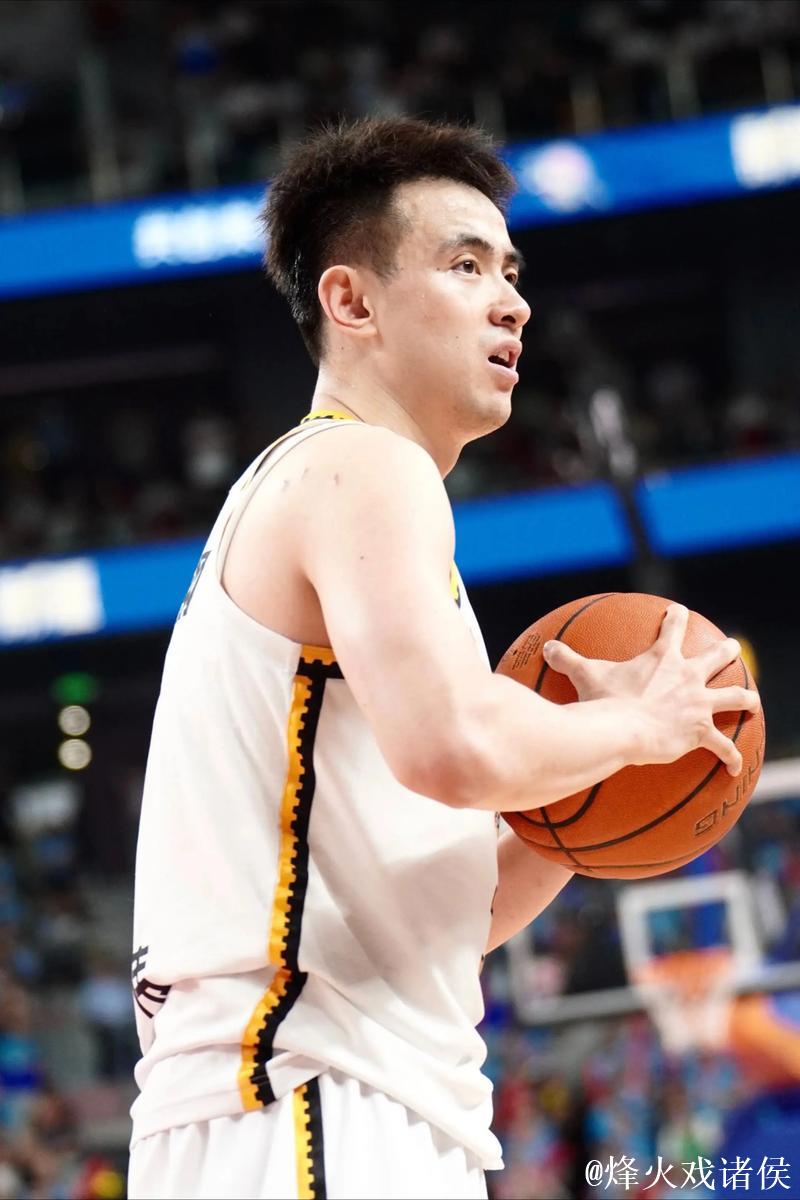 辽篮单场双杀广厦!杨鸣一战收获双倍快乐:赵继伟却慌了? 辽篮单场双杀广厦!杨鸣一战收获双倍快乐:赵继伟却慌了?