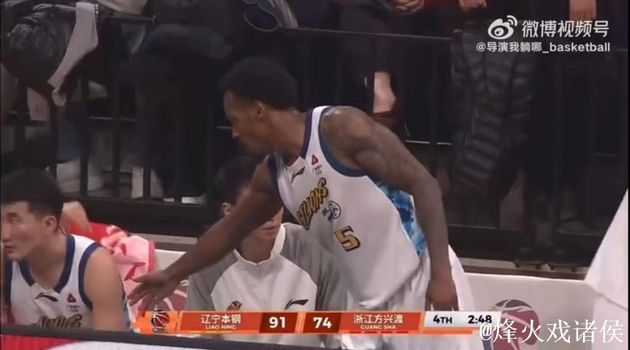 谁注意到，广厦一人拒绝与布朗击掌，这是为啥？没布朗你哪有冠军